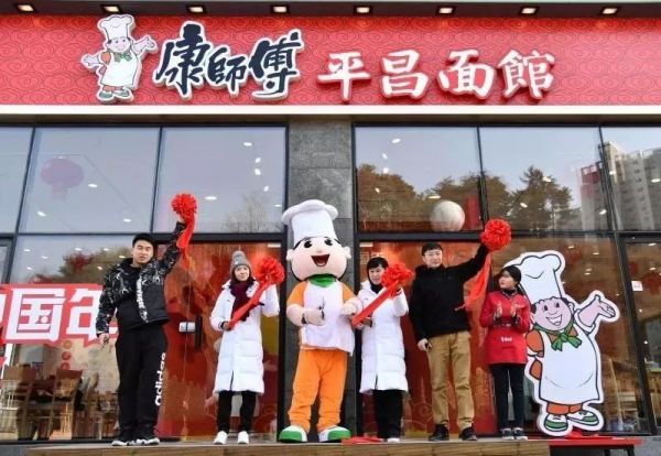 此外，據(jù)我們了解，康師傅與體育的“熱戀”還有很多，自2016年開始，康師傅先后服務了包括武漢馬拉松、北京馬拉松、杭州馬拉松和廣州馬拉松在內(nèi)的大大小小的馬拉松賽事數(shù)不勝數(shù)，服務了上百萬跑者。