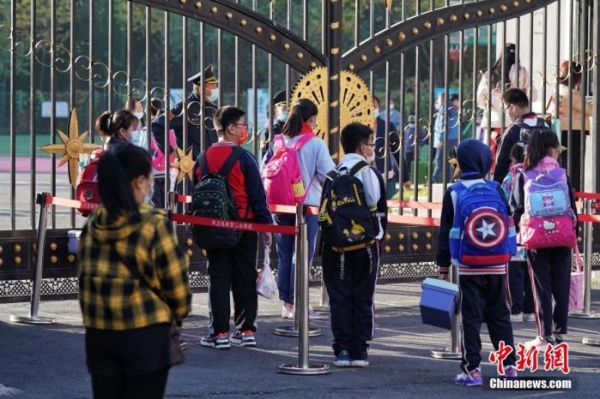 哈爾濱市，學生在校門口前保持距離排隊等待入校。 <a target='_blank' href='/'>中新社</a>發(fā) 孫漢侖 攝 　