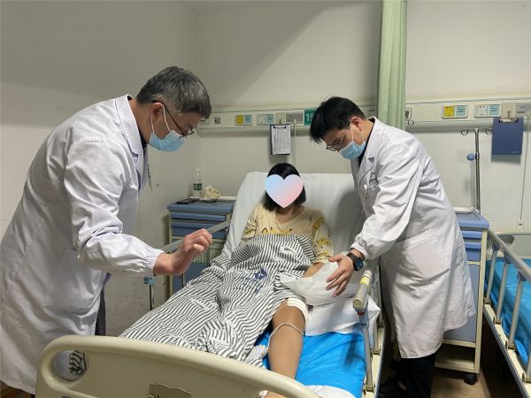 術(shù)后，醫(yī)護(hù)人員精心護(hù)理，指導(dǎo)患者康復(fù)鍛煉，患者第二天就能下床活動(dòng)了。醫(yī)院供圖