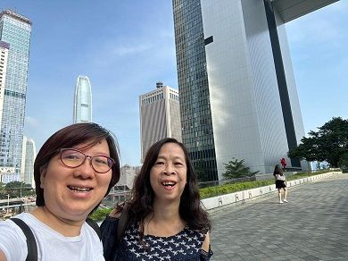 兩位女性在戶外一起合影。