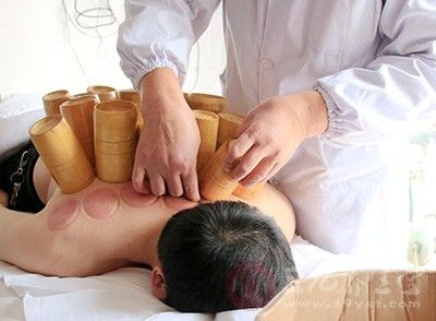 拔罐療法因?yàn)橐载?fù)壓吸拔體表的穴位