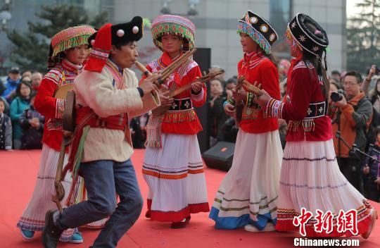 南京市民踊跃参加冬日健行为山区孤儿募捐新年礼物