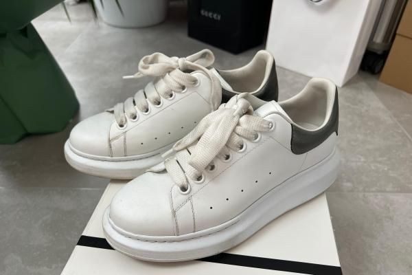 2023名牌小白鞋9双推荐：LV，Dior、Prada…厚底款女生太值得收，一双隽永百搭穿不腻！
