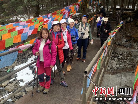 积极参与的市民合影。 陈敏 摄