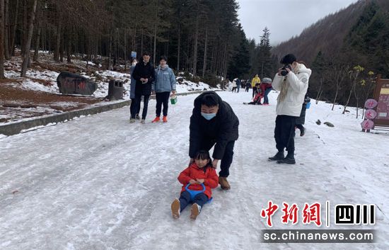 正在雪地徒步。 陈敏 摄