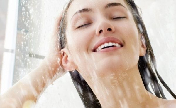 夏天為什么也要洗熱水澡？夏天洗熱水澡有什么好處？(1)