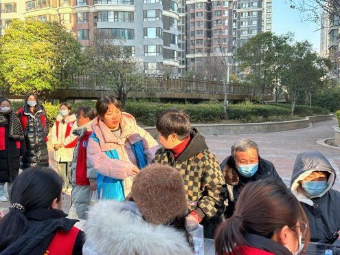 濟(jì)寧市太白湖新區(qū)許莊街道荷花路社區(qū)豪庭御都開(kāi)展“寒冬送暖·健康到家”志愿服務(wù)活動(dòng)