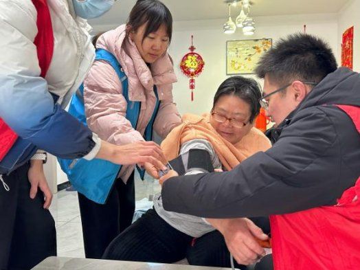 濟(jì)寧市太白湖新區(qū)許莊街道荷花路社區(qū)豪庭御都開(kāi)展“寒冬送暖·健康到家”志愿服務(wù)活動(dòng)