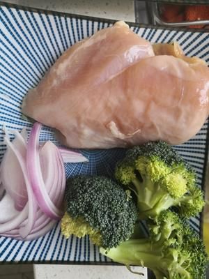 低脂减肥餐——蜜汁鸡胸肉的做法 步骤1