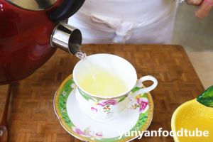 蜂蜜柠檬热饮-感冒小偏方 Hot Lemon & Honey for a Cold的做法 步骤4