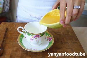 蜂蜜柠檬热饮-感冒小偏方 Hot Lemon & Honey for a Cold的做法 步骤3