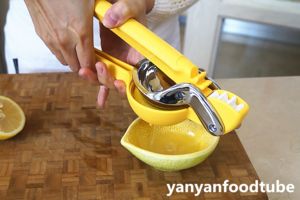 蜂蜜柠檬热饮-感冒小偏方 Hot Lemon & Honey for a Cold的做法 步骤2