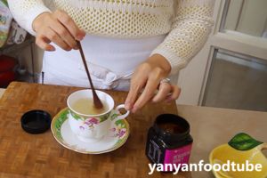 蜂蜜柠檬热饮-感冒小偏方 Hot Lemon & Honey for a Cold的做法 步骤6
