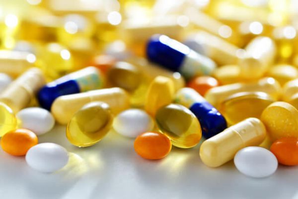寫真：醫(yī)薬品に似た錠剤?カプセル狀のサプリメントの寫真。健康食品は通常の食品から醫(yī)薬品に似たいわゆるサプリメントも含まれることをしめす。