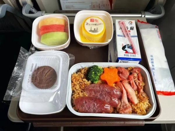 （機(jī)上餐食 圖片來(lái)源：東方航空）