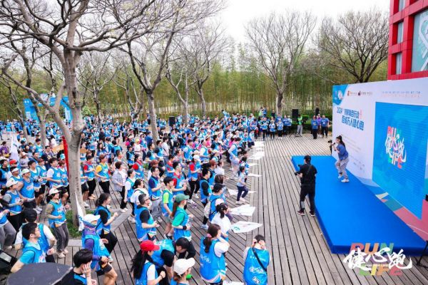 3月30日，“百城万人健心跑”线下活动上海站，跑者正在运动达人带领下进行跑前热身