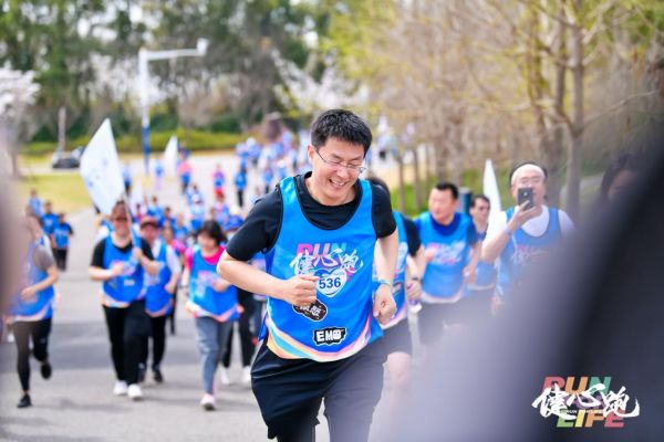 非竞赛不排名，不追求速度，“健心跑”强调享受快走/慢跑的运动快乐