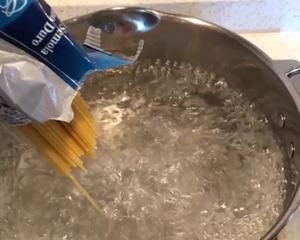 蝦仁番茄意面的做法 步驟2