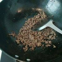 炒鍋放入少許橄欖油燒熱，下入牛肉末，中火煸炒至牛肉末沒有水份，盛出備用;