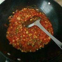 加入番茄醬一起翻炒,最后放入煸好的牛肉末炒勻;