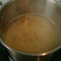 在煮肉醬的同時(shí),湯鍋里放水燒開,放入意面、1小匙鹽和少許橄欖油,中小火煮至意面沒有硬芯(約需要10分鐘左右),撈出瀝干水份;