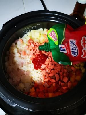 用電飯煲做番茄醬什錦悶飯的做法 步驟3