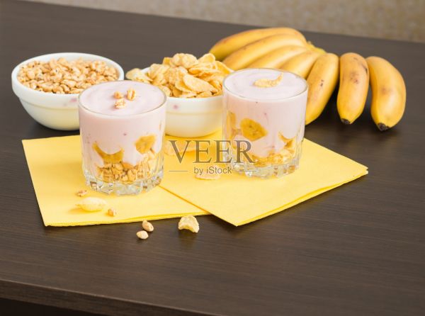 健康食品。健康的早餐。香蕉、酸奶和玉米片。照片攝影圖片