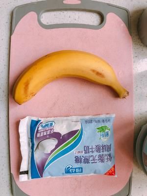 香蕉奶昔，料理机食谱（孕妇和宝宝健康甜品）的做法 步骤1