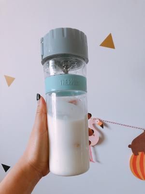 香蕉奶昔，料理机食谱（孕妇和宝宝健康甜品）的做法 步骤2