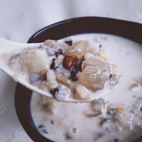 【減肥食譜】無糖卻有甜味——香蕉牛奶雜糧粥的做法