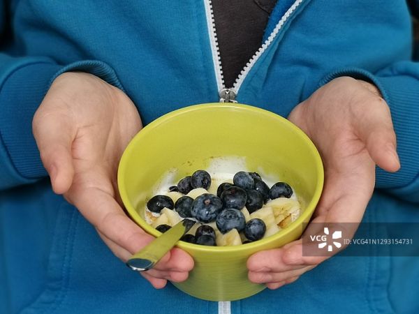 健康早餐含蜂蜜和新鲜水果的天然酸奶替代品图片素材