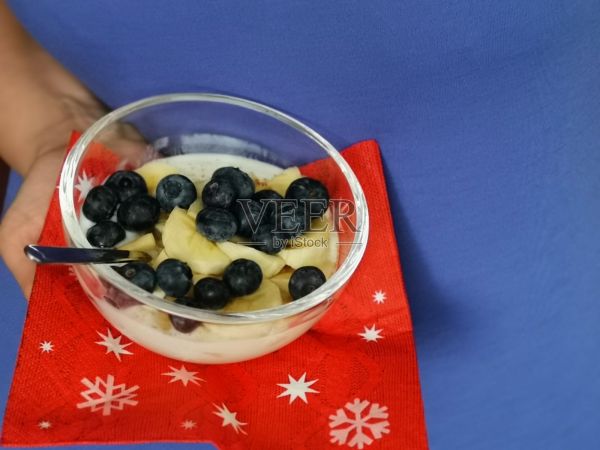 健康的新鮮水果酸奶碗作為圣誕食物的輕替代品照片攝影圖片