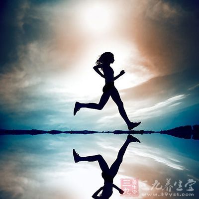 跑步的好處是可以使人體血流增快、血管彈性增強(qiáng)、血液循環(huán)改善