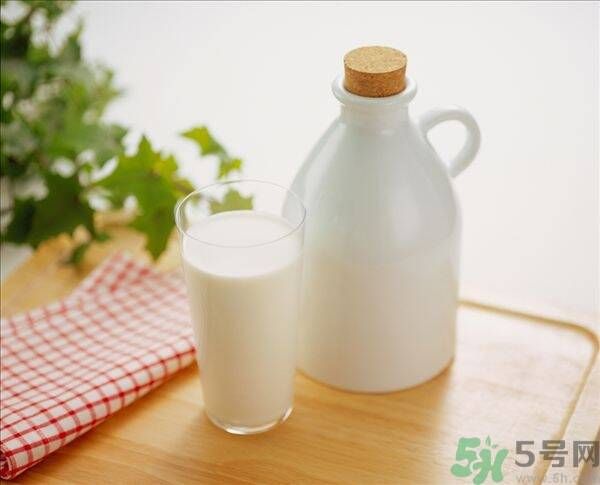 健身喝什么牛奶？健身喝全脂牛奶還是脫脂牛奶？