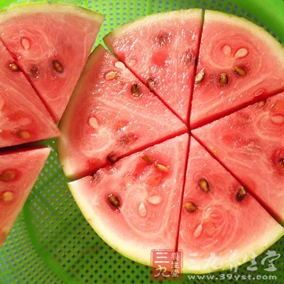 西瓜是水果中的一種，喜愛吃它的人很多