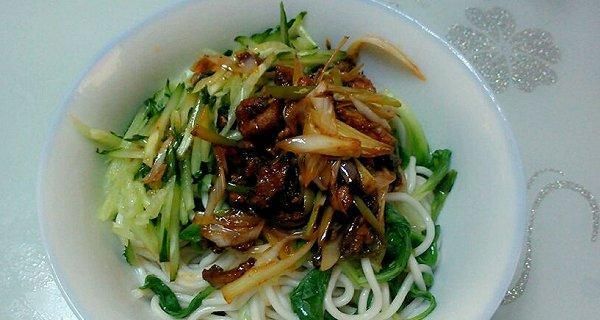 櫻桃香椿炸醬面——美味與健康兼?zhèn)涞募央龋ń棠闳绾沃谱骺诟絮r美、健康營養(yǎng)的櫻桃香椿炸醬面）