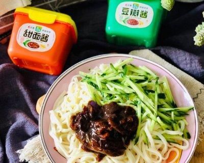 櫻桃香椿炸醬面——美味與健康兼?zhèn)涞募央龋ń棠闳绾沃谱骺诟絮r美、健康營養(yǎng)的櫻桃香椿炸醬面）