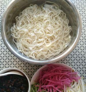 櫻桃香椿炸醬面——美味與健康兼?zhèn)涞募央龋ń棠闳绾沃谱骺诟絮r美、健康營養(yǎng)的櫻桃香椿炸醬面）