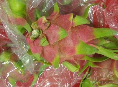 挑選色澤鮮艷、果皮沒有破損的火龍果