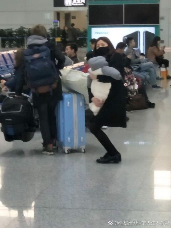 難道是兒子太沉了抱不?。?>難道是兒子太沉了抱不??？</p><p>　　新浪娛樂(lè)訊 據(jù)臺(tái)灣媒體報(bào)道，陳妍希[微博]2016年12月順利產(chǎn)下健康男寶寶，產(chǎn)后3個(gè)多月至今，只在鏡頭前曝光過(guò)1次。直到3月16日，她才被網(wǎng)友野生“捕獲”，親自抱著小寶貝現(xiàn)身內(nèi)地火車(chē)站，不過(guò)抱娃姿勢(shì)卻意外引起了爭(zhēng)議。</p> <p>　　照片中，只見(jiàn)陳妍希帶著小孩現(xiàn)身老公陳曉[微博]老家合肥的火車(chē)站。陳妍希全身黑的打扮，就連口罩都是黑色，態(tài)度相當(dāng)?shù)驼{(diào)，隨行助理幫忙拖著行李箱，親自照料3個(gè)多月的小朋友。</p> <p>　　沒(méi)想到一系列照片中，陳妍希抱小孩的方式竟引發(fā)大眾討論，只見(jiàn)她一手捧在寶寶屁股下方，一手時(shí)而扶在小朋友后腰上、時(shí)而撐在胳肢窩下，引發(fā)許多媽媽網(wǎng)友吐槽：“這抱娃姿勢(shì)不太對(duì)??！”甚至有人整理了一份該如何抱新生兒的圖片說(shuō)明。</p> <p>　　此外，陳妍希的身材變化也再度成為討論話題，纖細(xì)小腿被粉絲狂贊，即便距離生產(chǎn)時(shí)間才過(guò)了3個(gè)多月，身材卻恢復(fù)得相當(dāng)快，跟產(chǎn)前已無(wú)太大差異。圖文/ETtoday</p><p>(責(zé)編：由紀(jì))</p><p style=