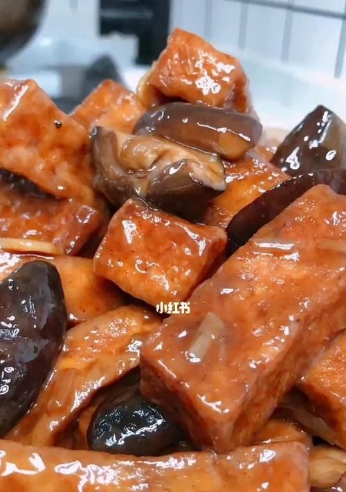 香菇炒豆腐，鮮香可口的素食佳肴（用香菇和豆腐打造的美味健康菜肴）
