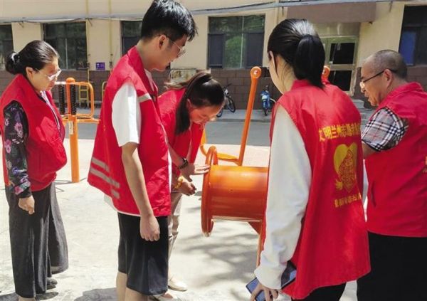 志愿者安裝健身器材