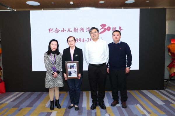 呂鐵偉教授團(tuán)隊與李小梅教授合影
