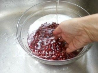 step1: 紅豆放入大碗內(nèi)用水清洗兩次後加水浸3小時