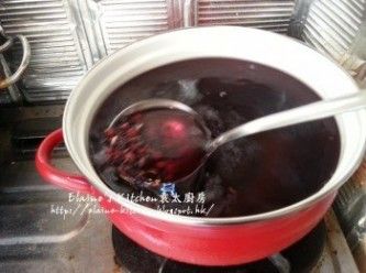 step4: 煲內(nèi)放入黑糯米及紅豆 , 加入適量水及果皮拌勻