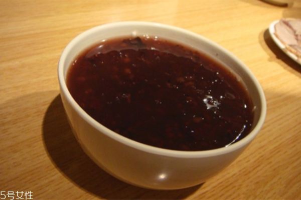 黑米的吃法及營(yíng)養(yǎng)價(jià)值 黑米粥好吃又營(yíng)養(yǎng)的做法
