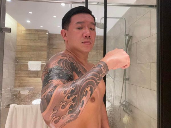 杜汶澤說(shuō)自己是是正確地示范如何挺起胸堂不跪在地上舔也可以過(guò)得很好。（圖／臉書(shū)@杜汶澤）