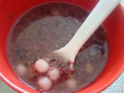 黑糯米酒釀紅酒的顏值，米酒的清香營(yíng)養(yǎng)補(bǔ)血補(bǔ)氣，孕婦喝最好