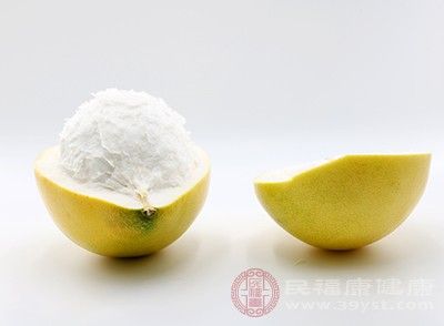 將柚子的皮剝下之后，將里面白色的部分都去掉
