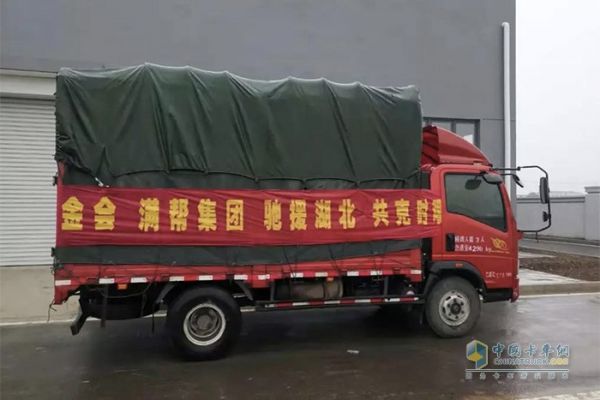 滿幫消毒液裝車完畢，準(zhǔn)備運(yùn)往孝感